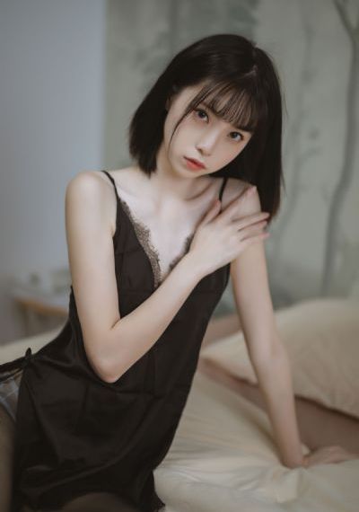 兄妹看电视时当着父母